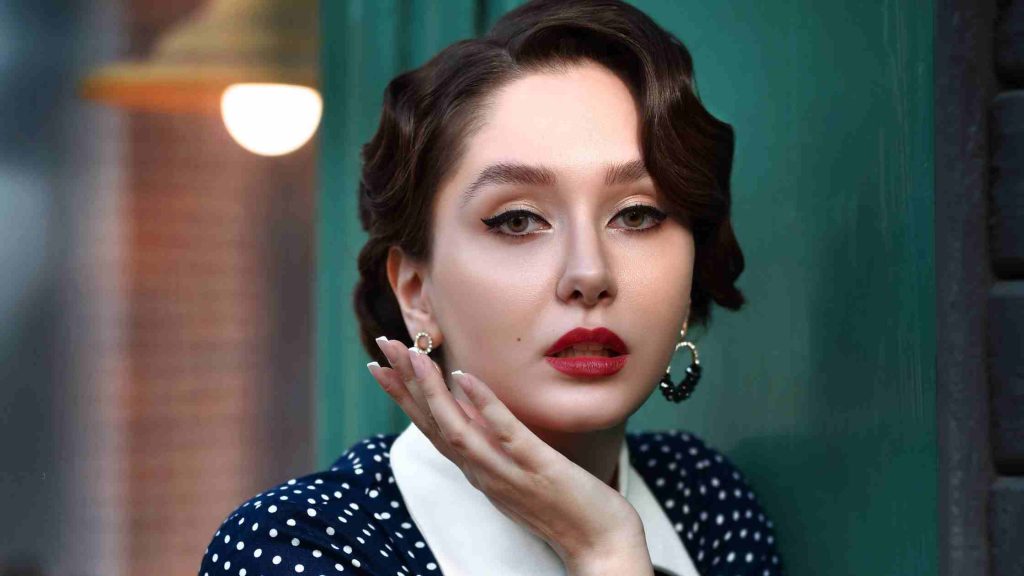 woman with vintage retro haristyle